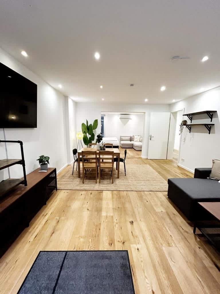 Apartment Spacious For 12 In