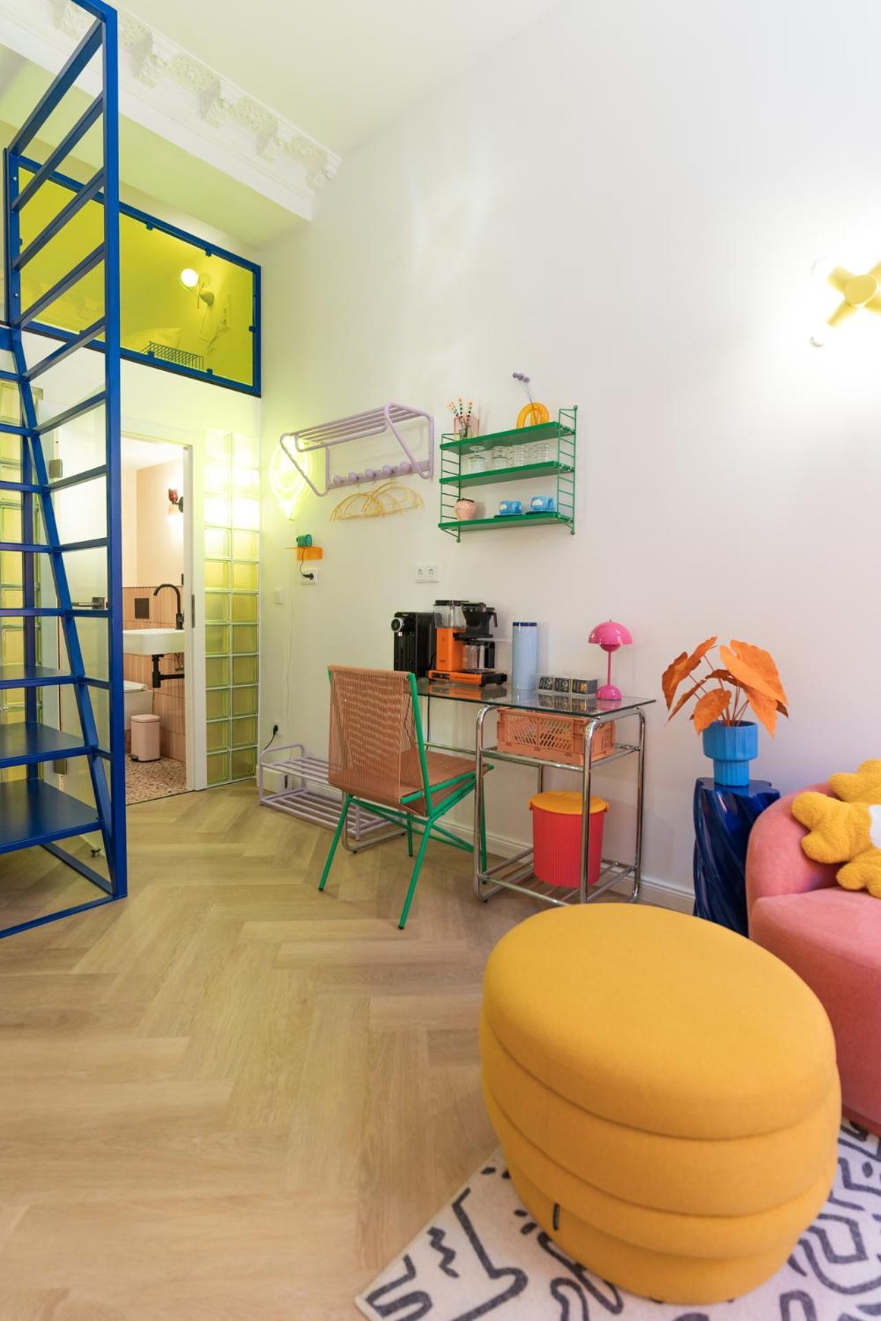 Retropop Design , Designerzimmer Fuer Je 2 Personen, Lage, Wifi