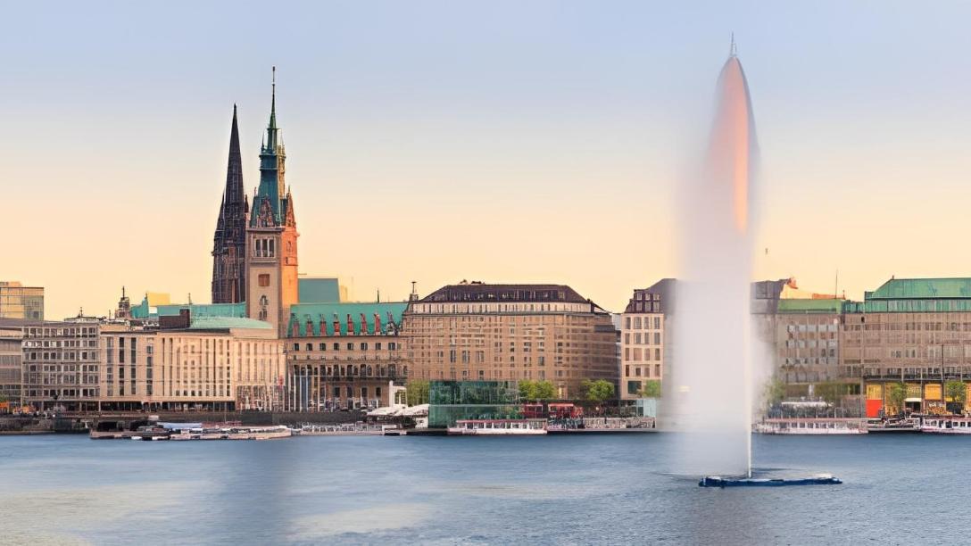 Apartment 2-room With Balcony View Of Aussenalster Hamburg