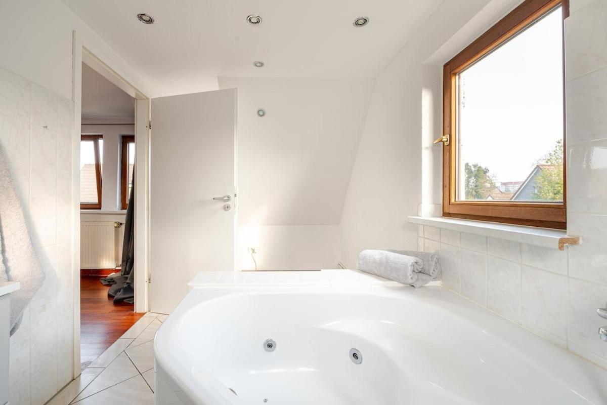 Familien Oase Mit Jacuzzi Und Garten