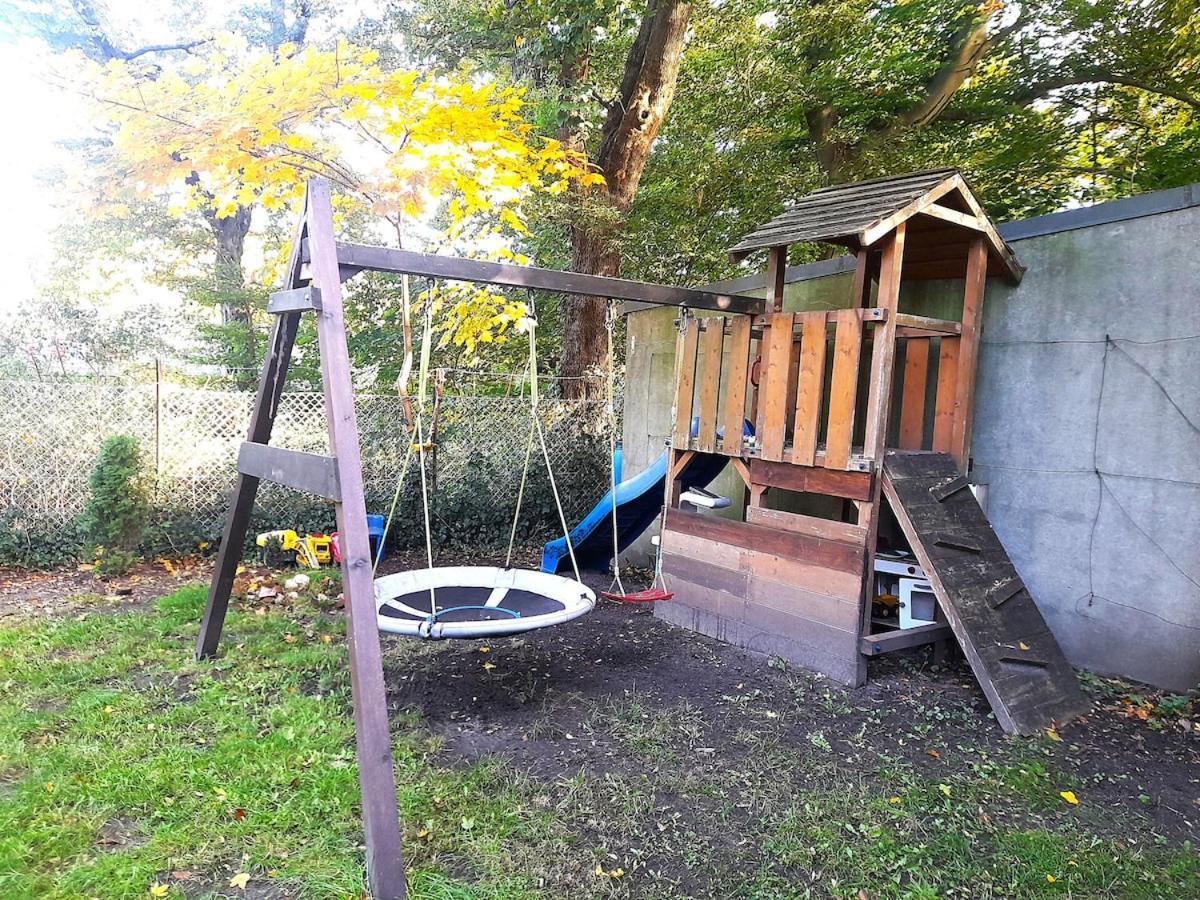 Private Small W Own Entrance, Spacious Bathroom, On-site Parking Apartment Hamburg