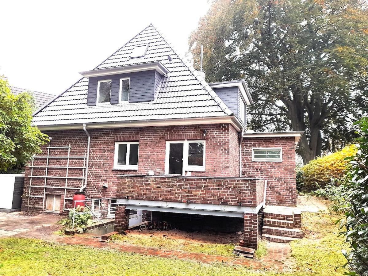 Apartment Private Small W Own Entrance, Spacious Bathroom, On-site Parking
