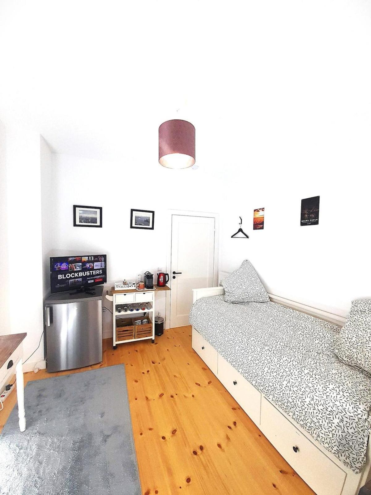 Apartment Private Small W Own Entrance, Spacious Bathroom, On-site Parking