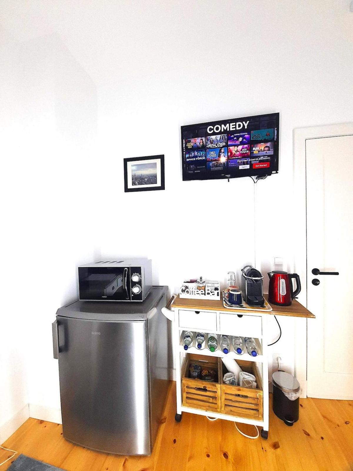Apartment Private Small W Own Entrance, Spacious Bathroom, On-site Parking Hamburg
