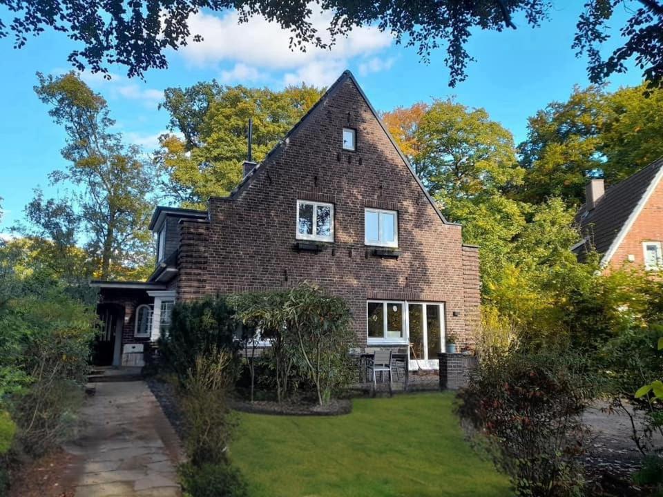 Private Small W Own Entrance, Spacious Bathroom, On-site Parking Apartment *