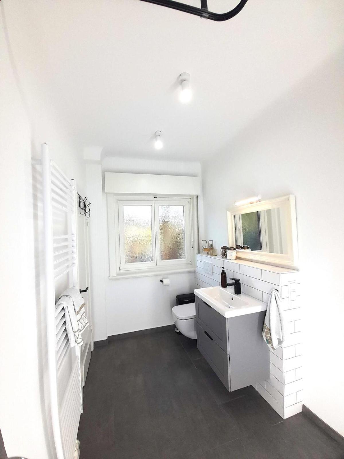 Lejlighed Private Small W Own Entrance, Spacious Bathroom, On-site Parking *