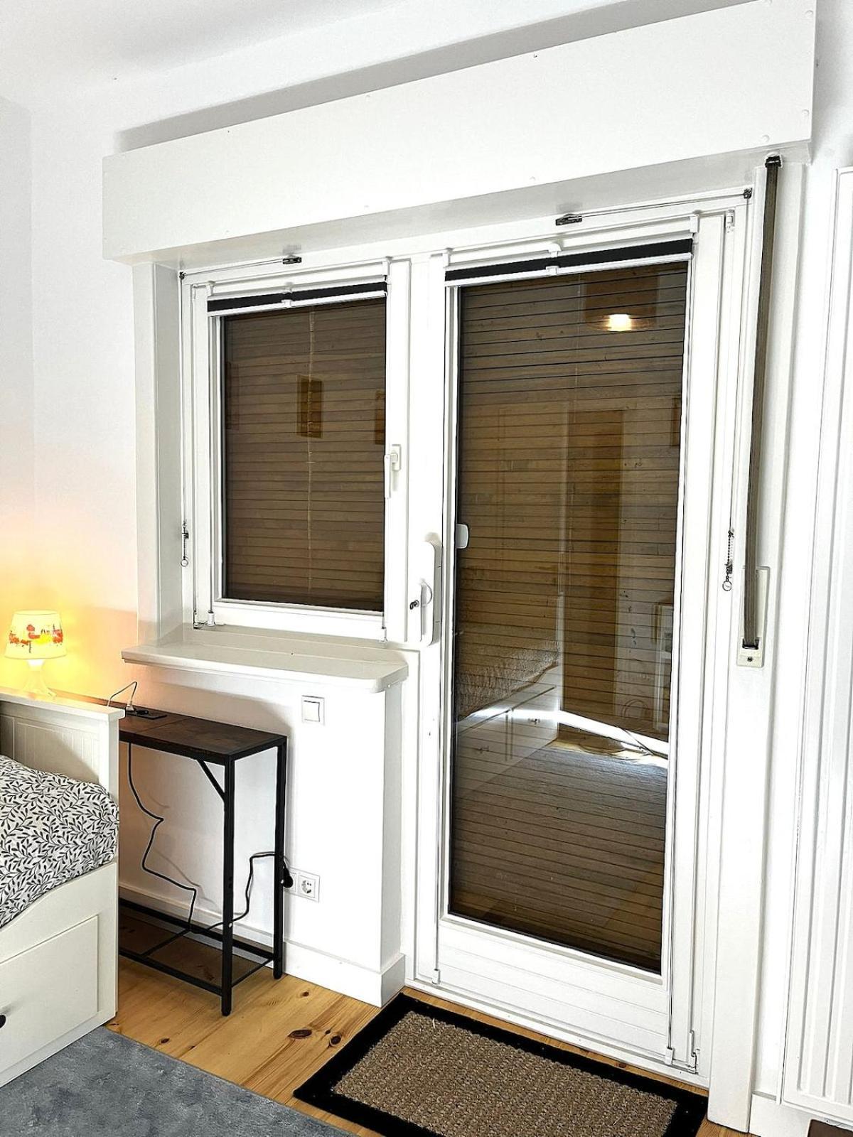 Private Small W Own Entrance, Spacious Bathroom, On-site Parking Apartment Hamburg