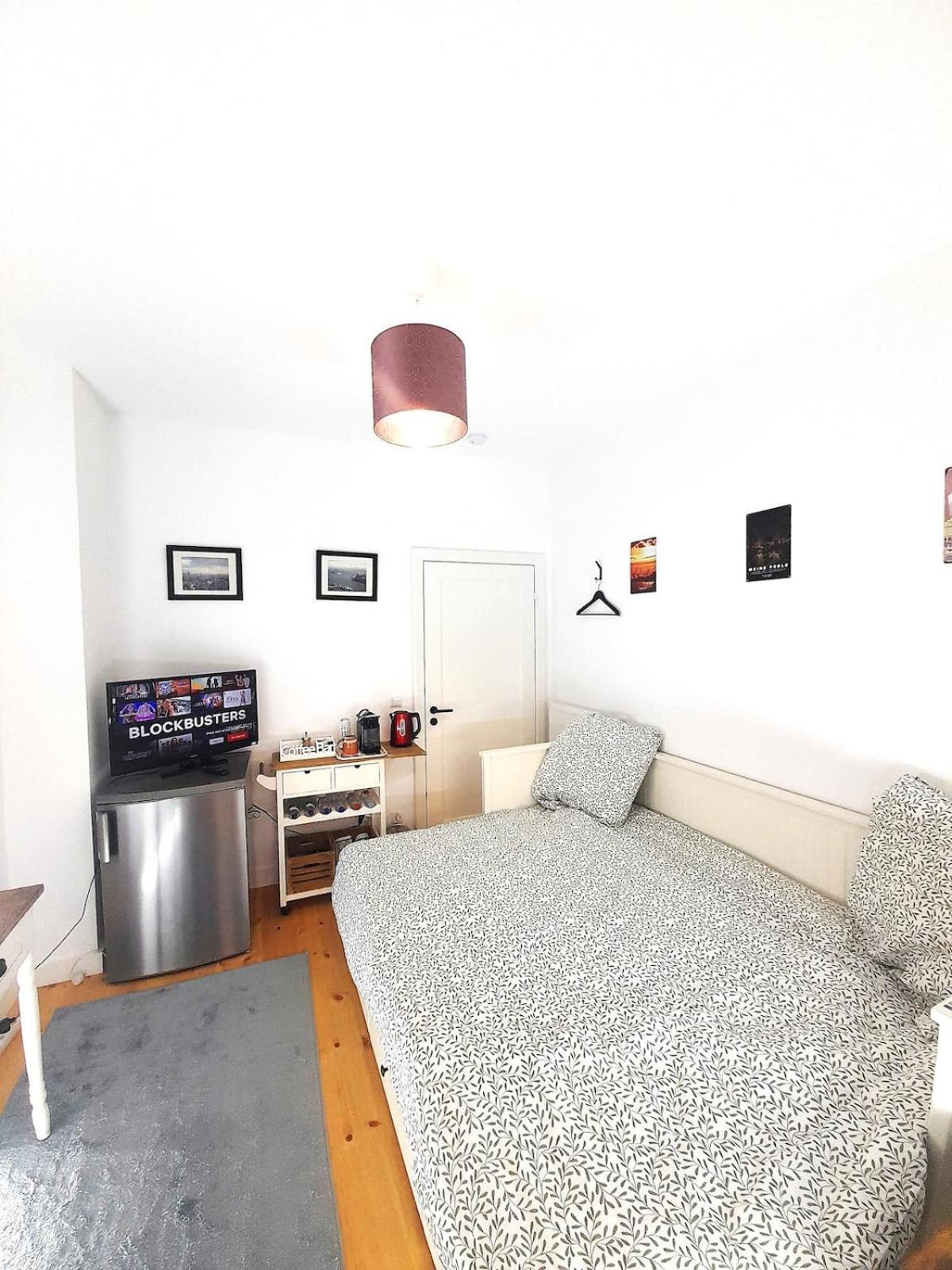 Private Small W Own Entrance, Spacious Bathroom, On-site Parking Apartment *