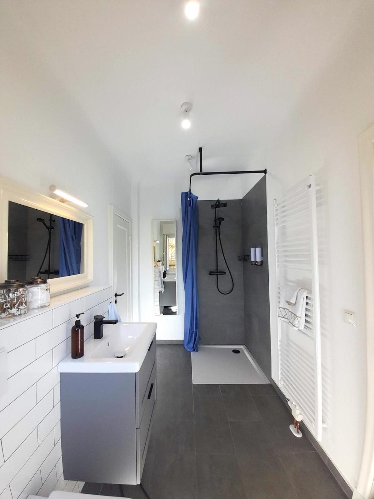 Private Small W Own Entrance, Spacious Bathroom, On-site Parking Lejlighed
