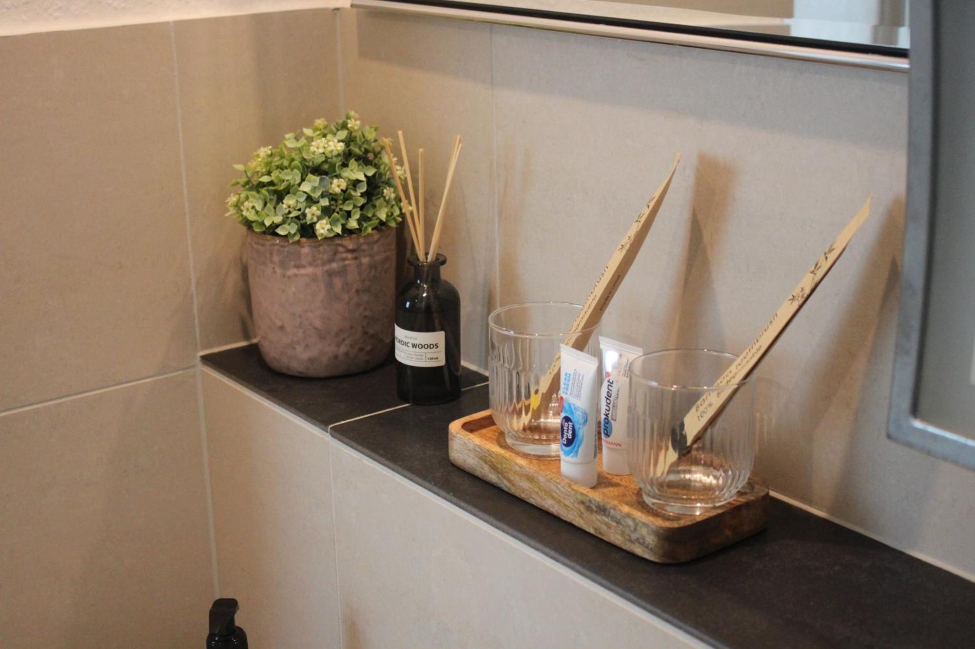 R B Duo - 1-2 Personen - Kuechenzeile - Smart Tv - Kostenloser Parkplatz - Bad Mit Toilette Und Dusche Auf Dem Flur Gegenueber Des Zimmers Apartment Hamburg