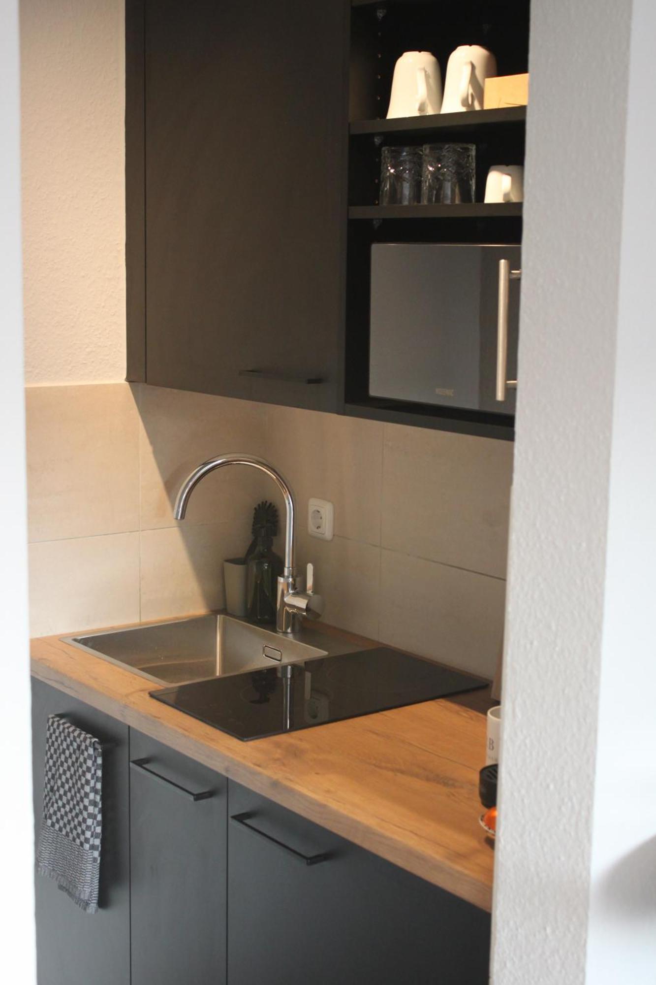 R B Duo - 1-2 Personen - Kuechenzeile - Smart Tv - Kostenloser Parkplatz - Bad Mit Toilette Und Dusche Auf Dem Flur Gegenueber Des Zimmers Apartment