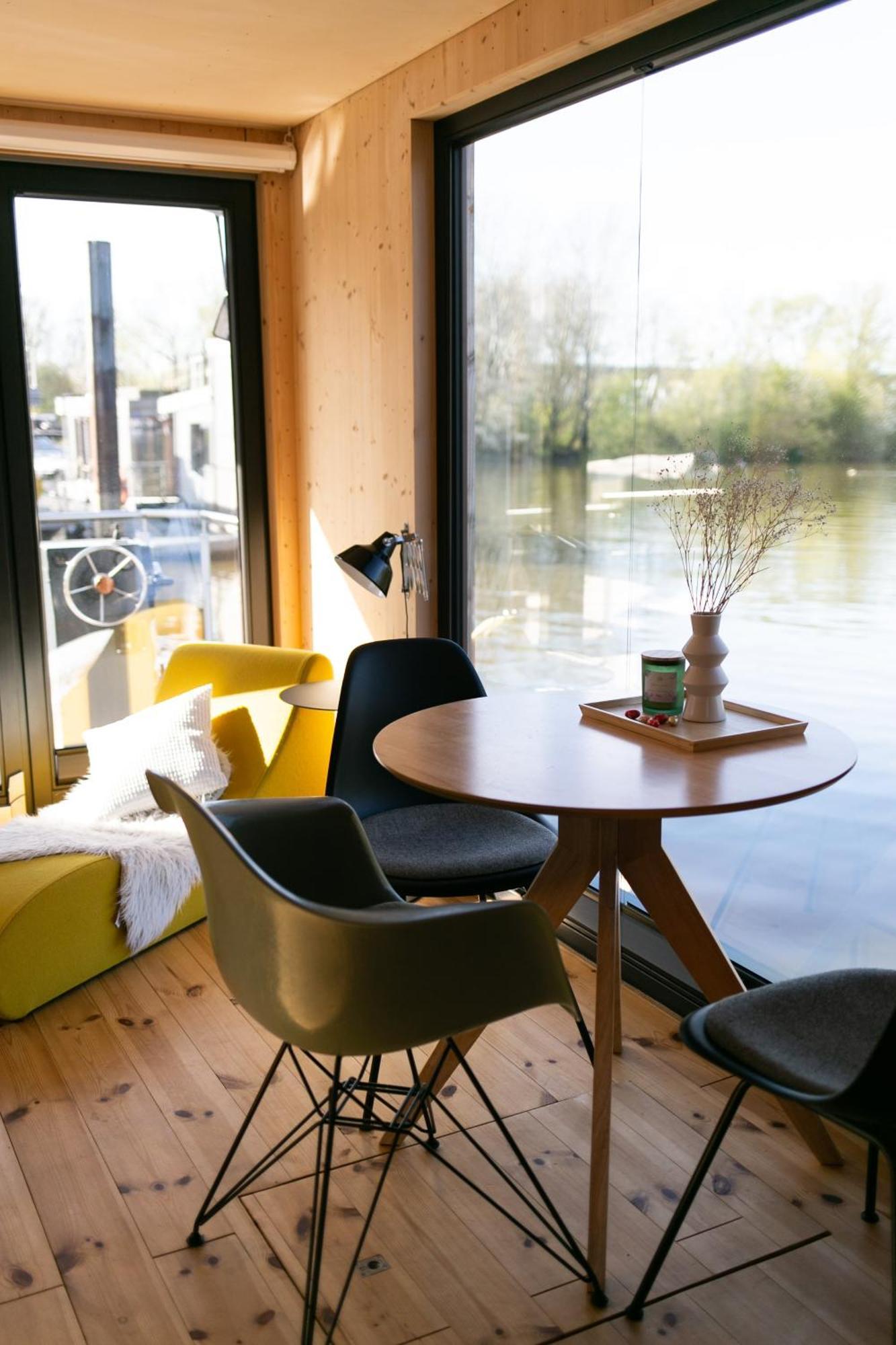 Botel Hausboot Off Im Diamantgraben An Der Elbe *