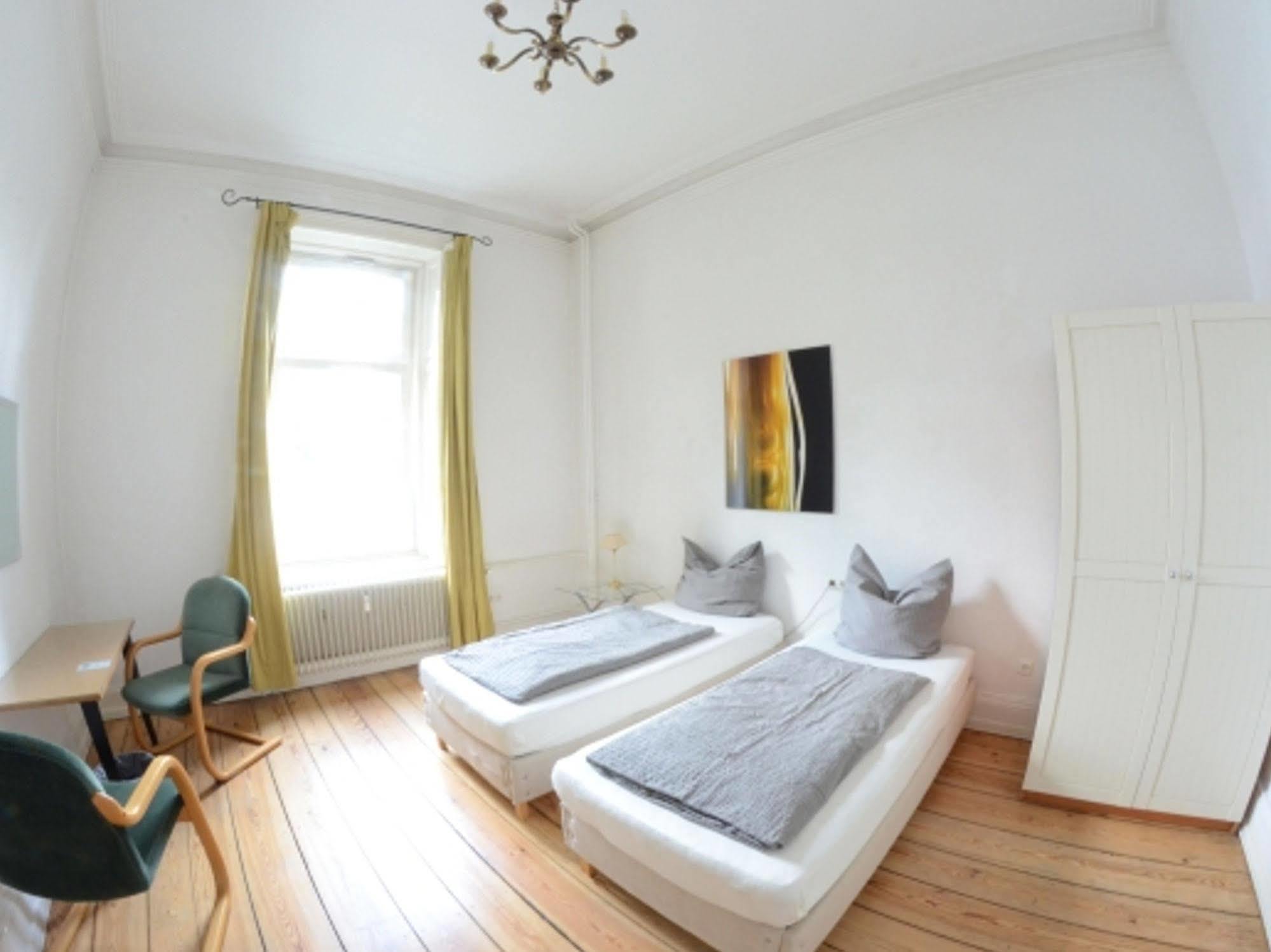 Hotel&Hostel B8 *