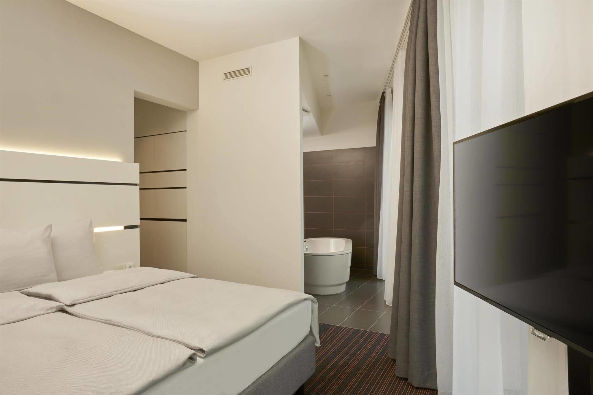 Hyperion Hotel 5*