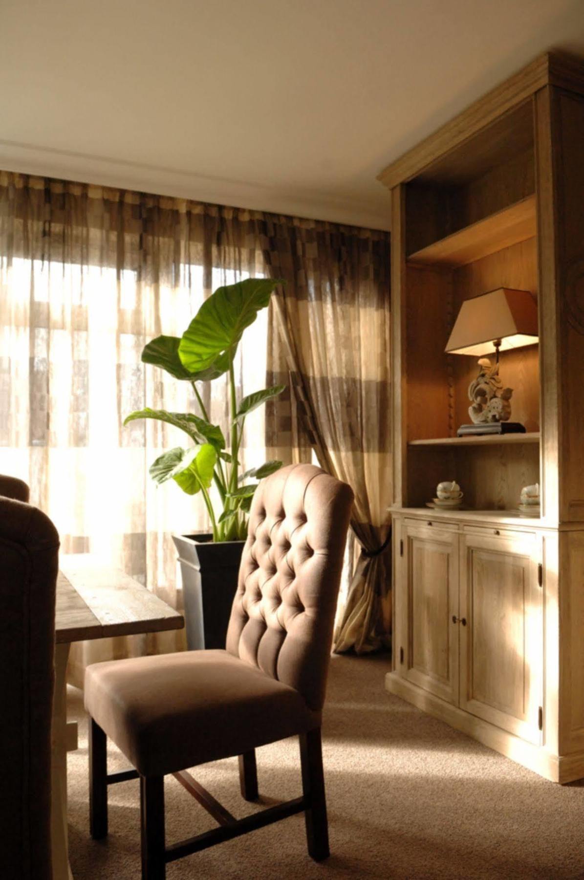 Business & Hotel