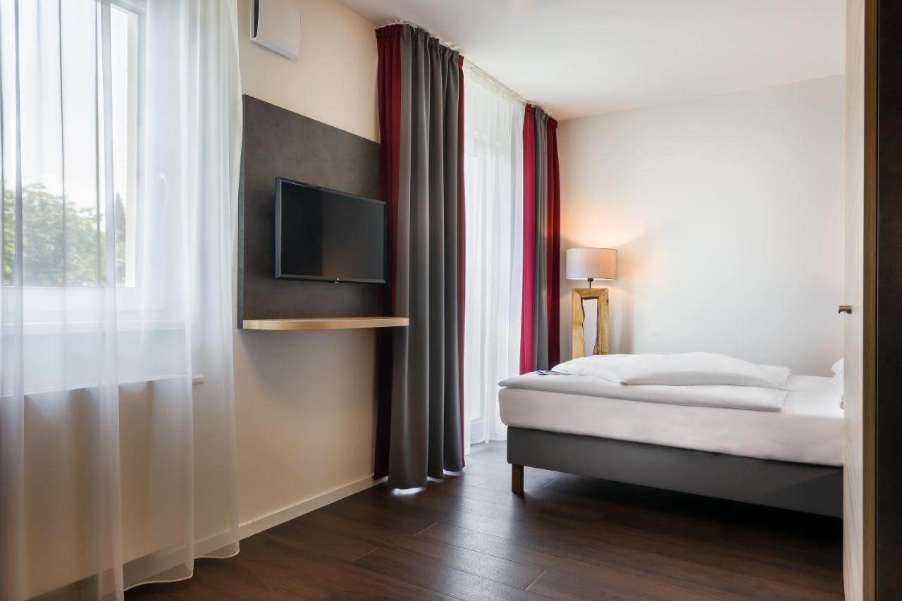 Signature East 3*