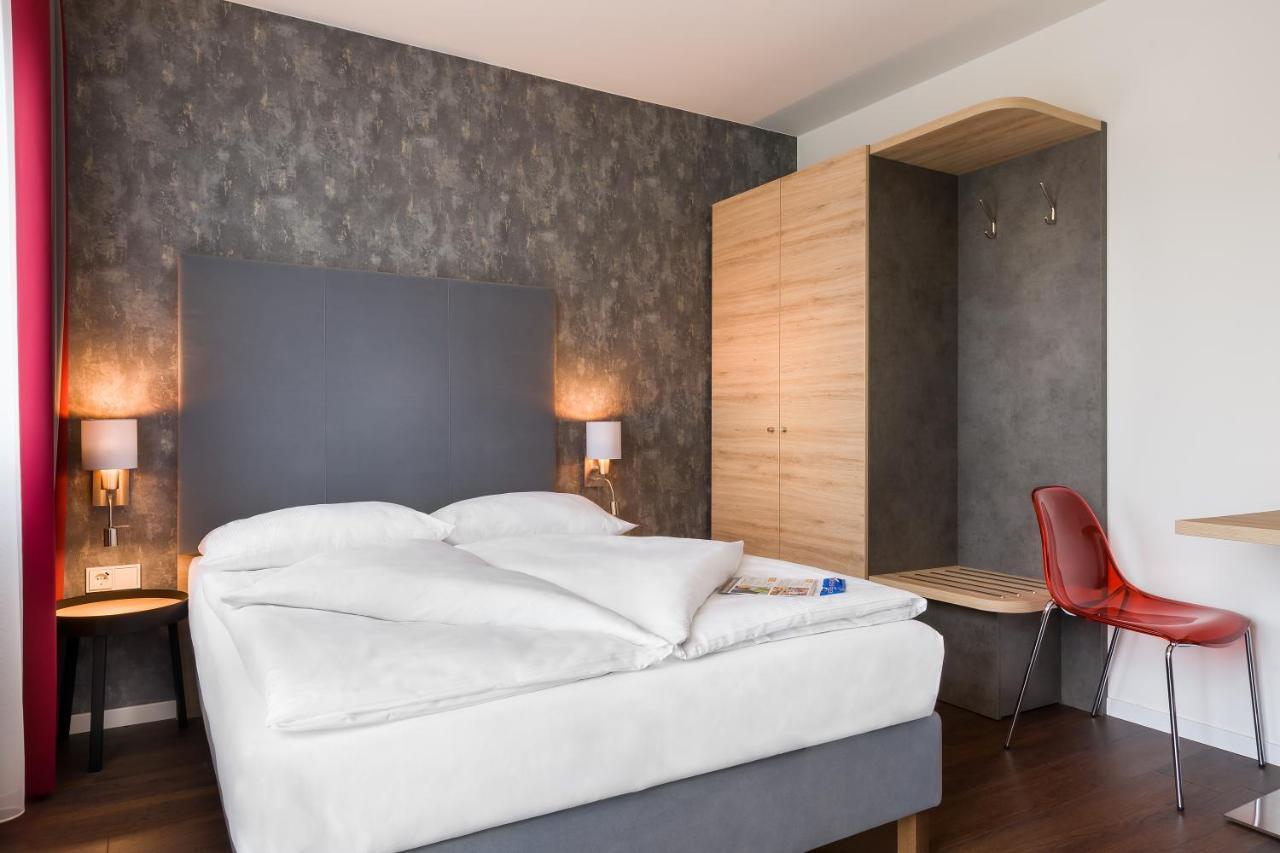 Signature East 3*