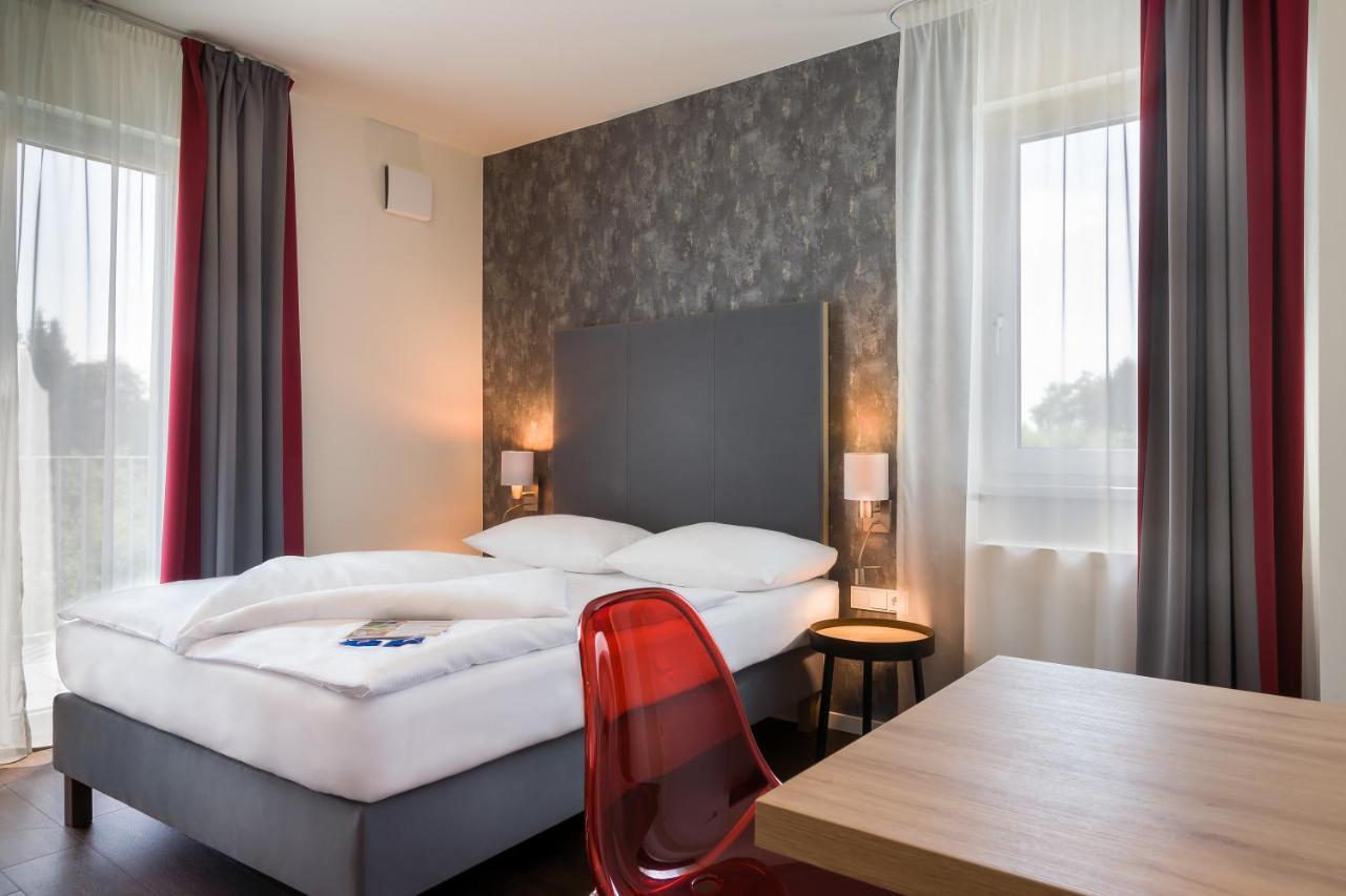 Signature East 3*