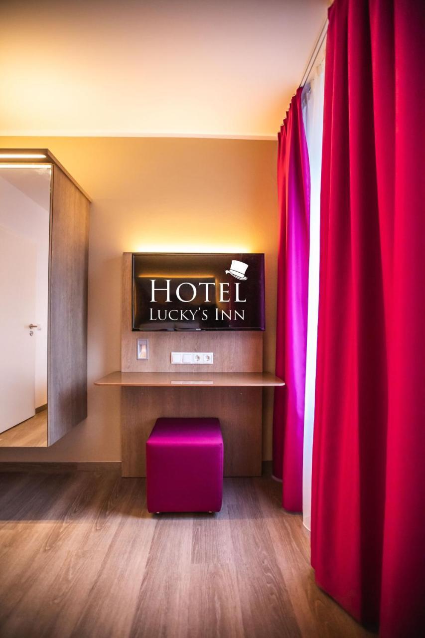 Luckys Hotel