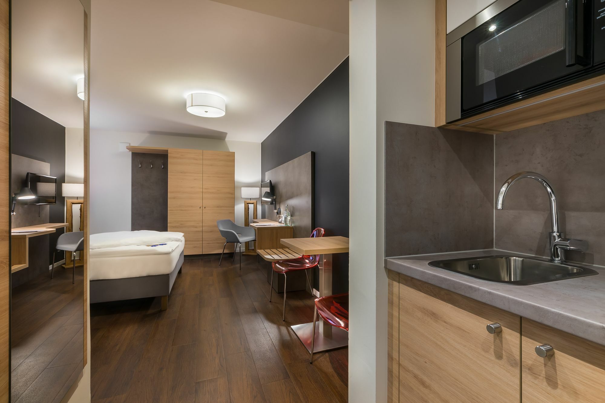 Signature East 3*