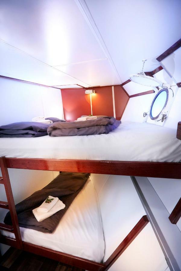 Segelschiff J.r. Tolkien Botel Hamburg