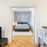 Modern Apartment Near Aussenalster