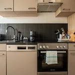 Airport Apartment Fuer 4 - Smart Tv - Kueche - Echarger
