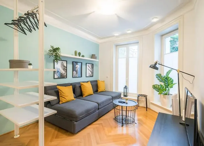 Modern Apartment Near Aussenalster