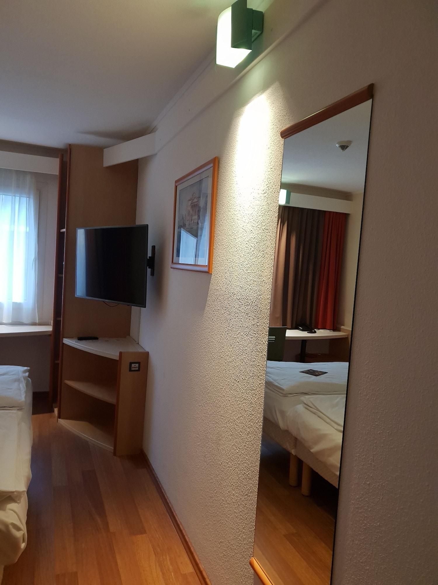 Hotel Hamburg-airport 3*