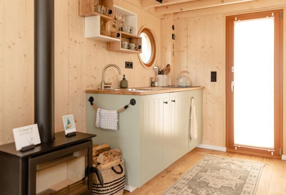 Hausboot Irene Mit Kamin - Winter An Der Dove Elbe Botel