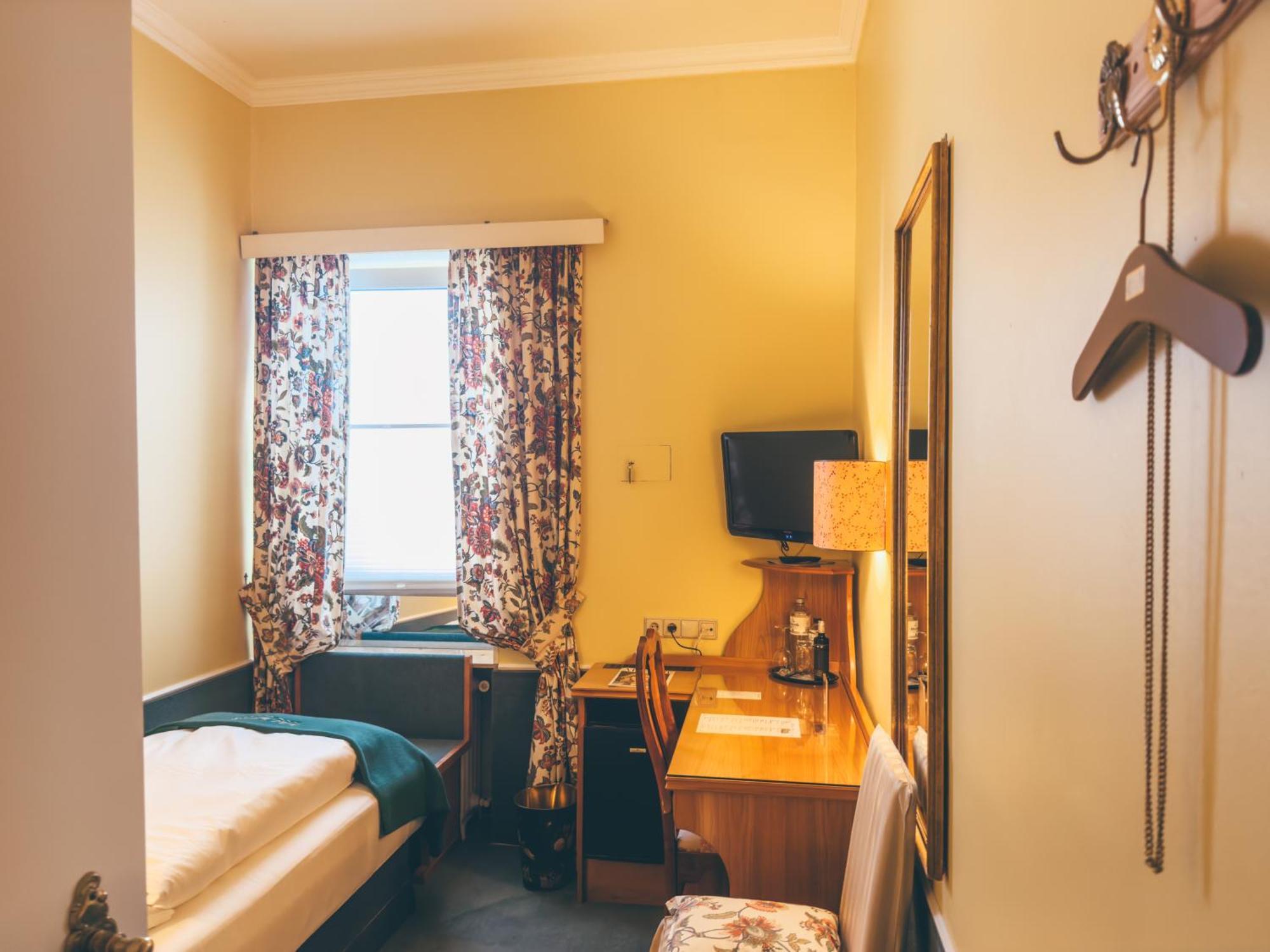 Mittelweg Hotel 3*