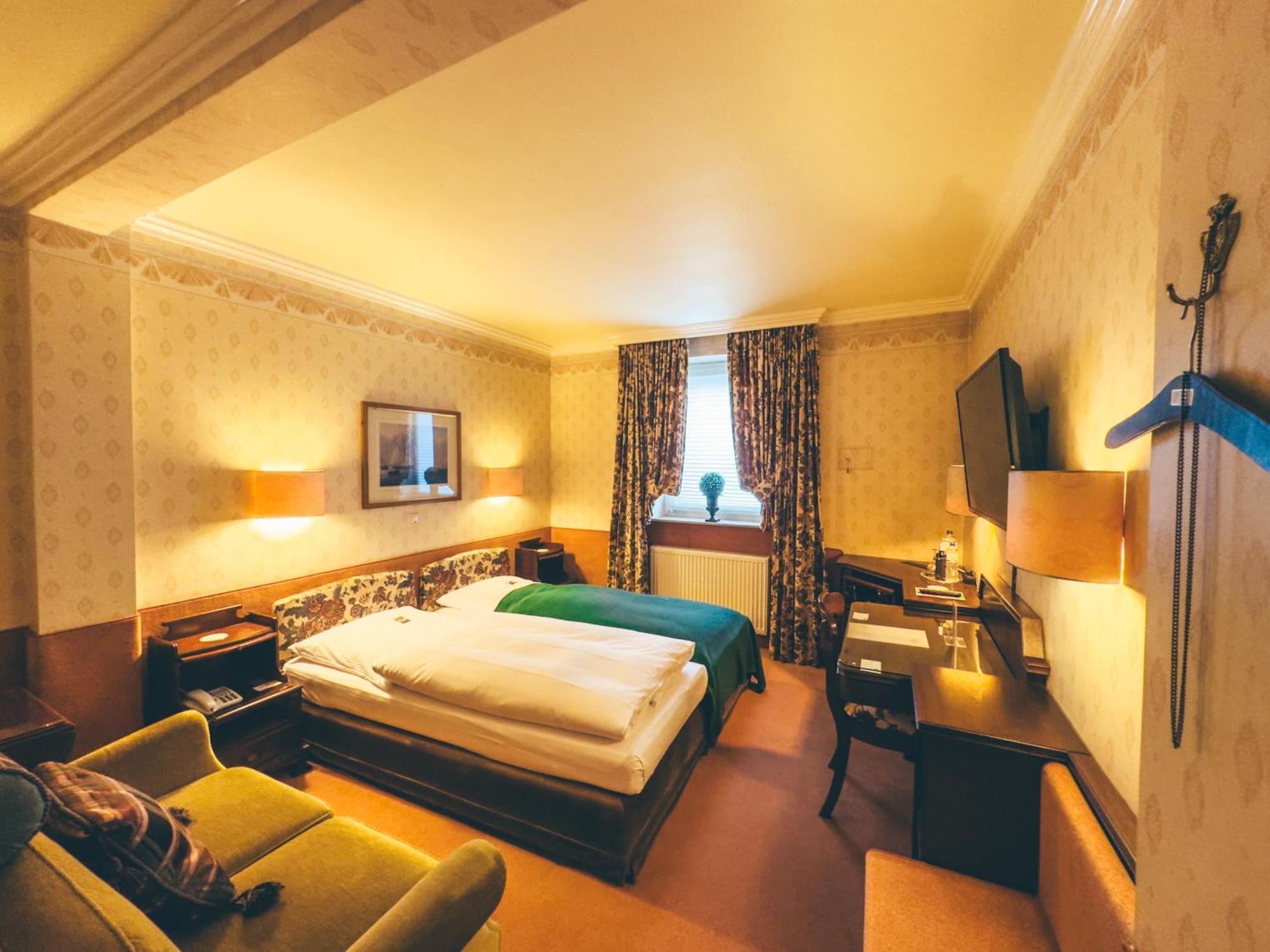 Hotel Mittelweg 3*
