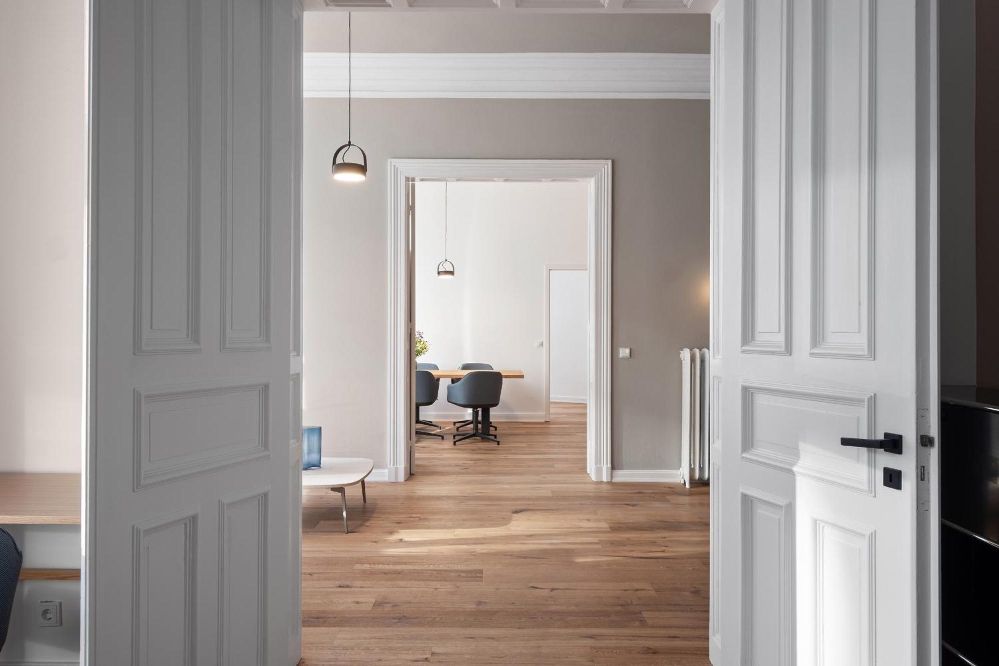 Park Lane Apartment *