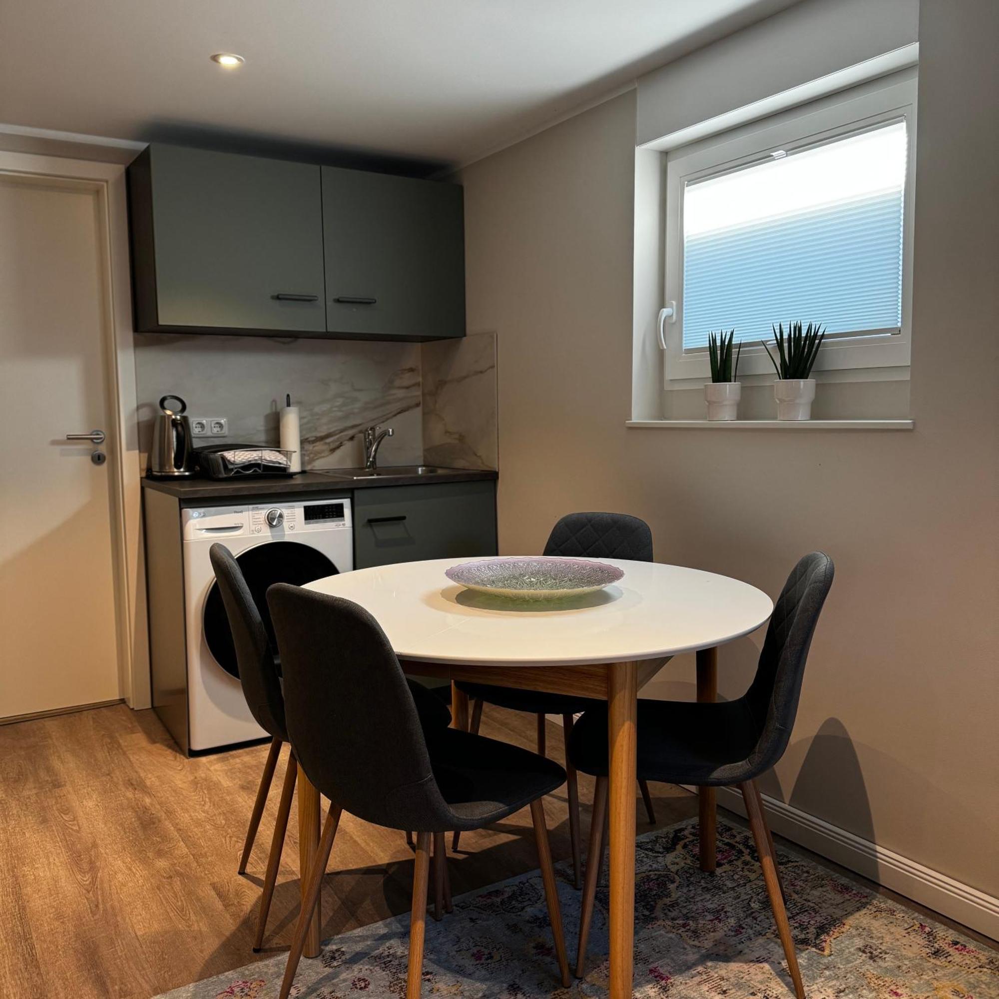 Apartment Souterrain - Privatwohnung Mit Schlafzimmer Im Einfamilienhaus *