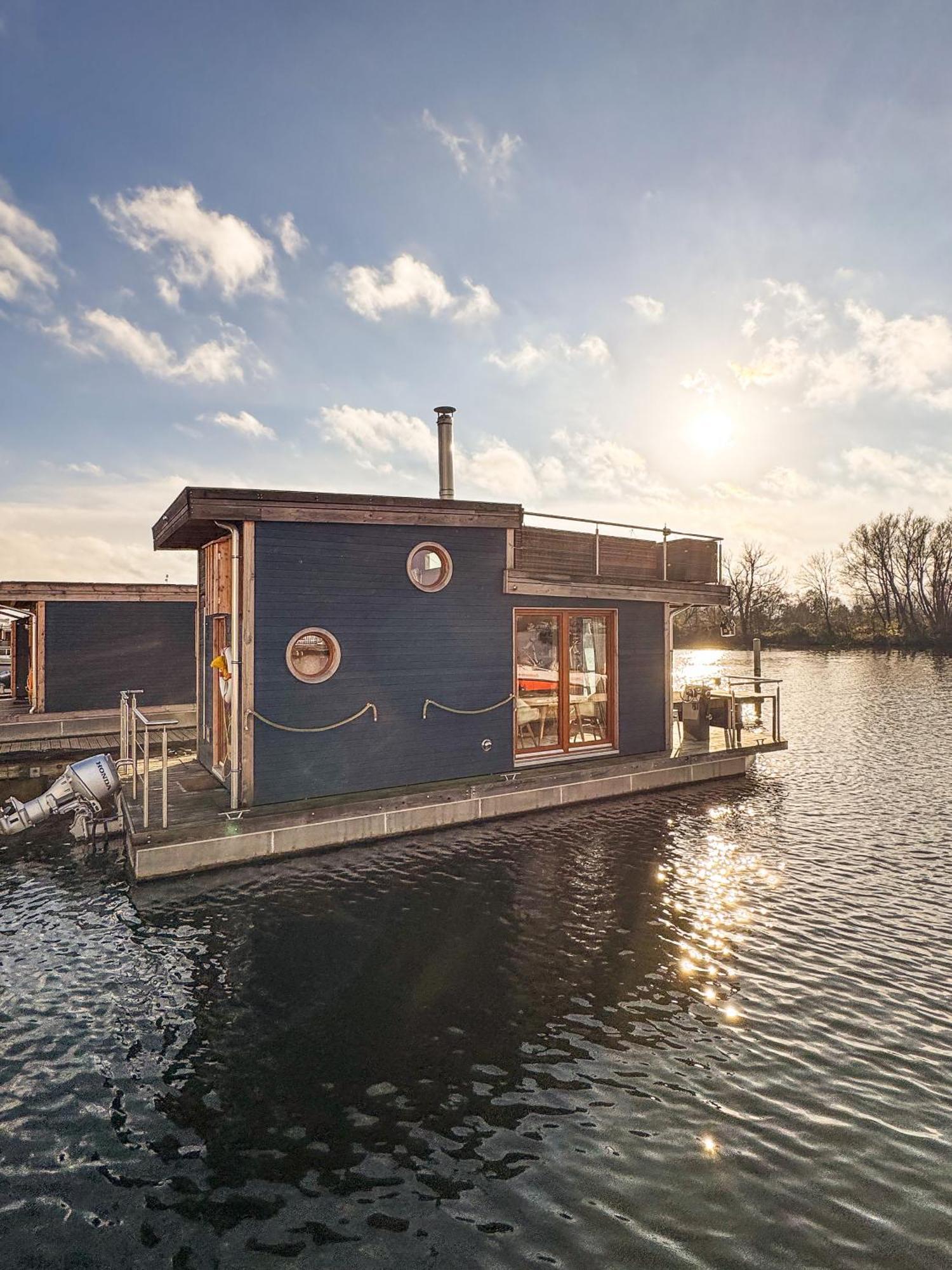 Hausboot Irene Mit Kamin - Winter An Der Dove Elbe Hamburg