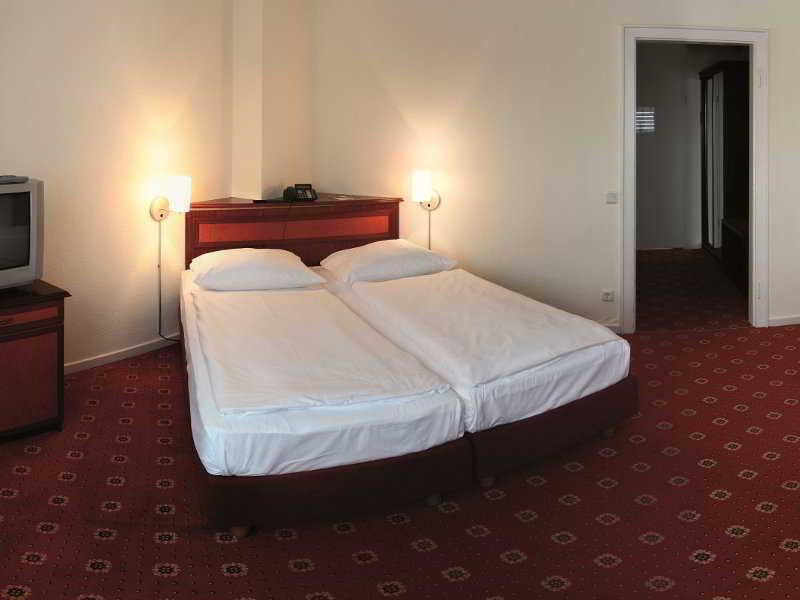 Hotel Leonardo Airport 3*