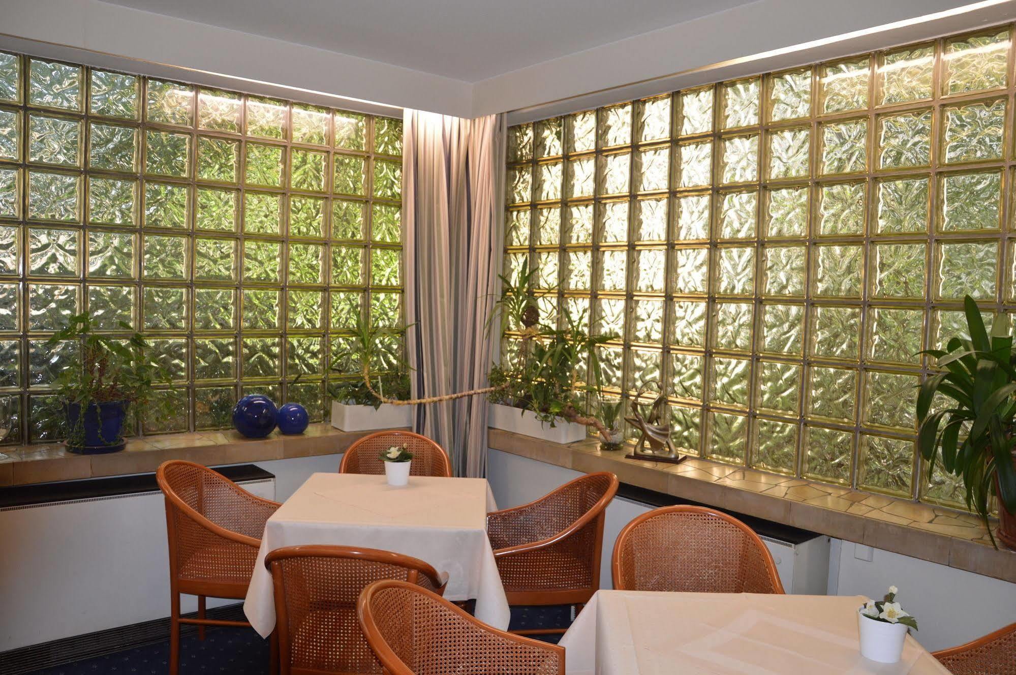 Hotel Commerz 2*