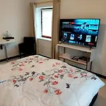 2-Zimmer-Ferienwohnung mit neuer Küche, Netflix, Garten und Laufband