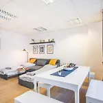 Spacious Two Br Close To Stadtpark And Street Parking