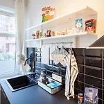 Spacious Two Br Close To Stadtpark And Street Parking