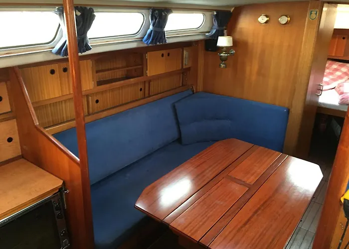 Yacht \