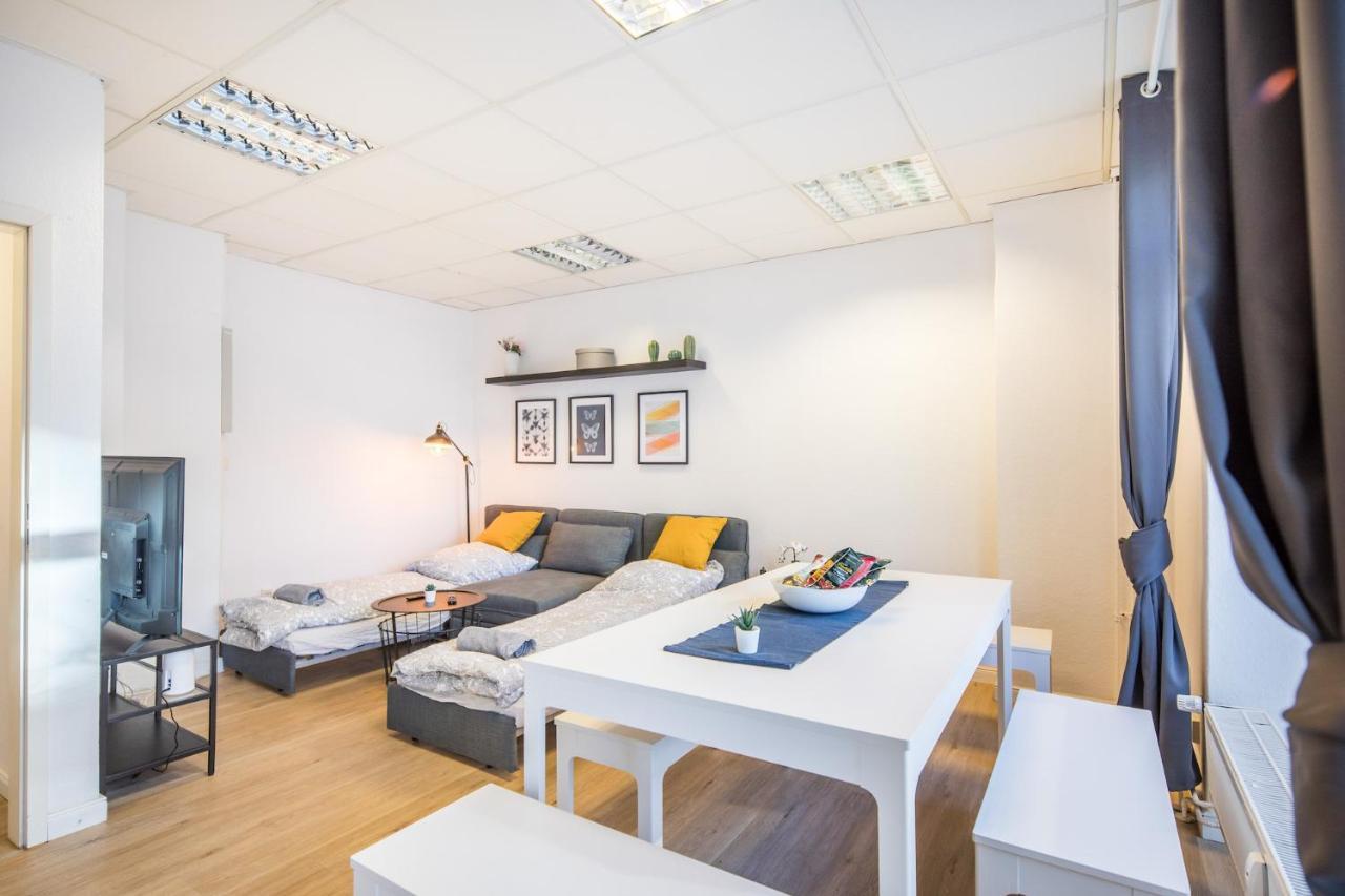Spacious 2 Bedroom Close To Stadtpark Apartment
