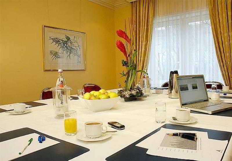 Courtyard By Marriott Airport