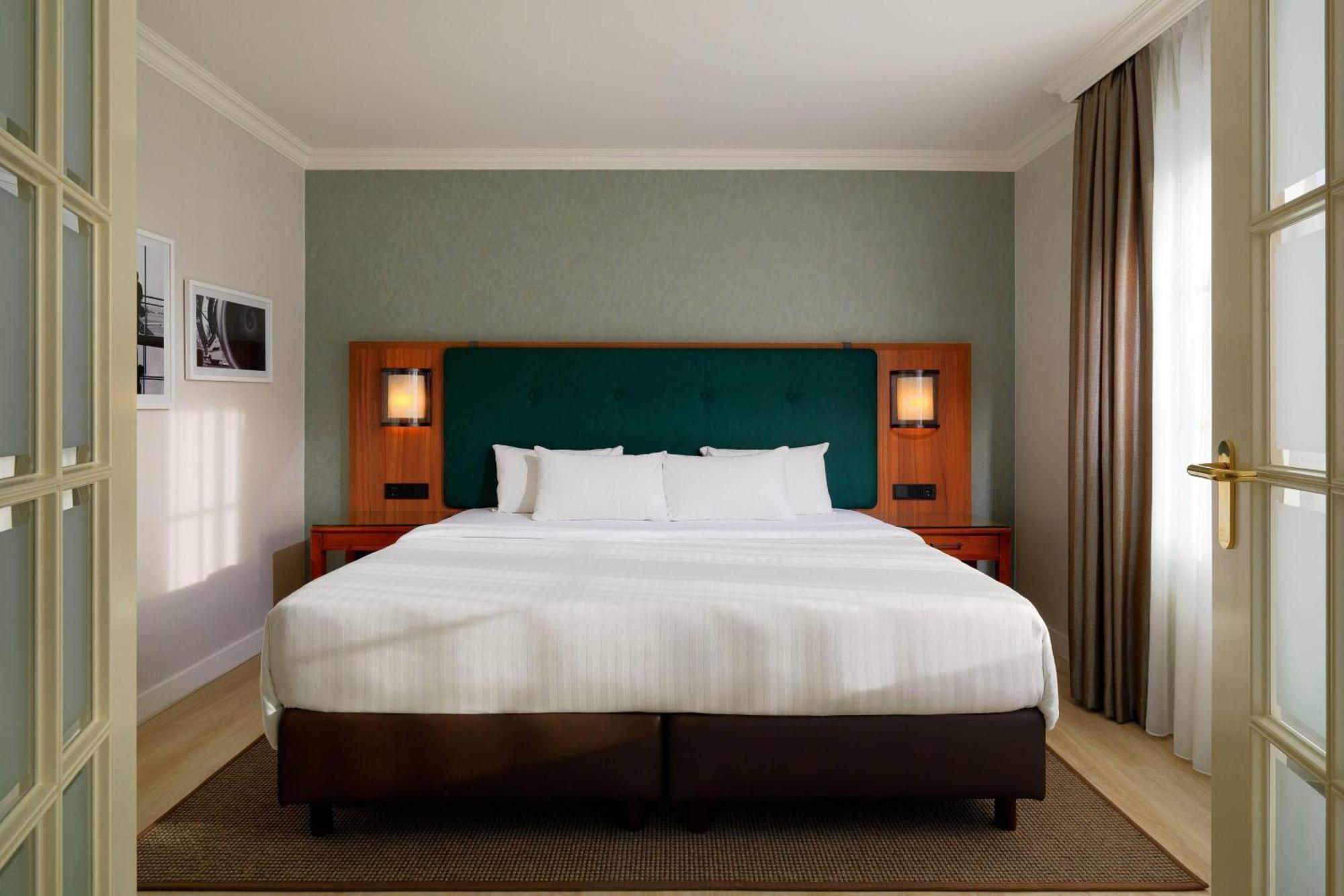 Courtyard By Marriott Airport Hotel 4*