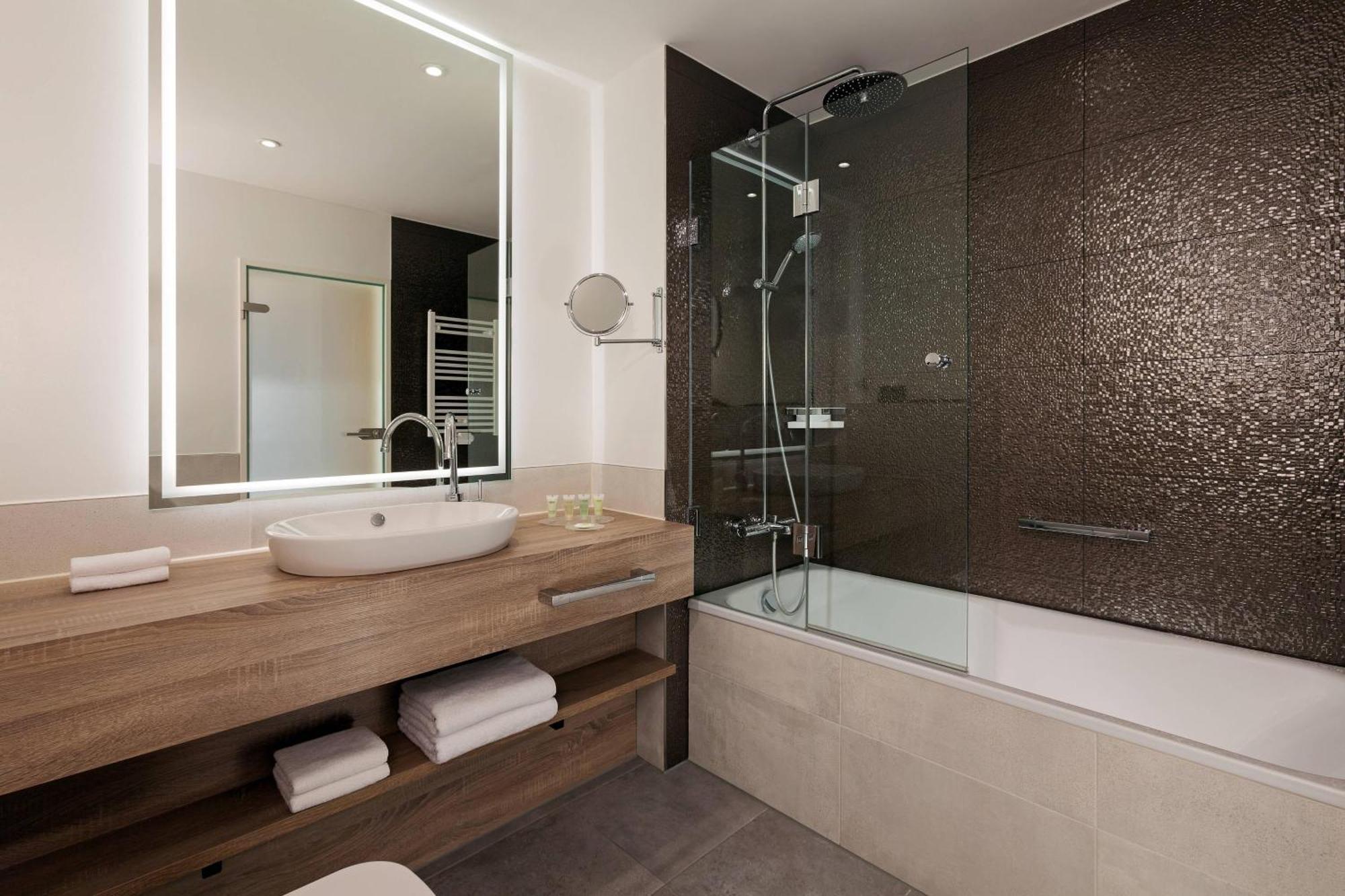 Courtyard By Marriott Airport