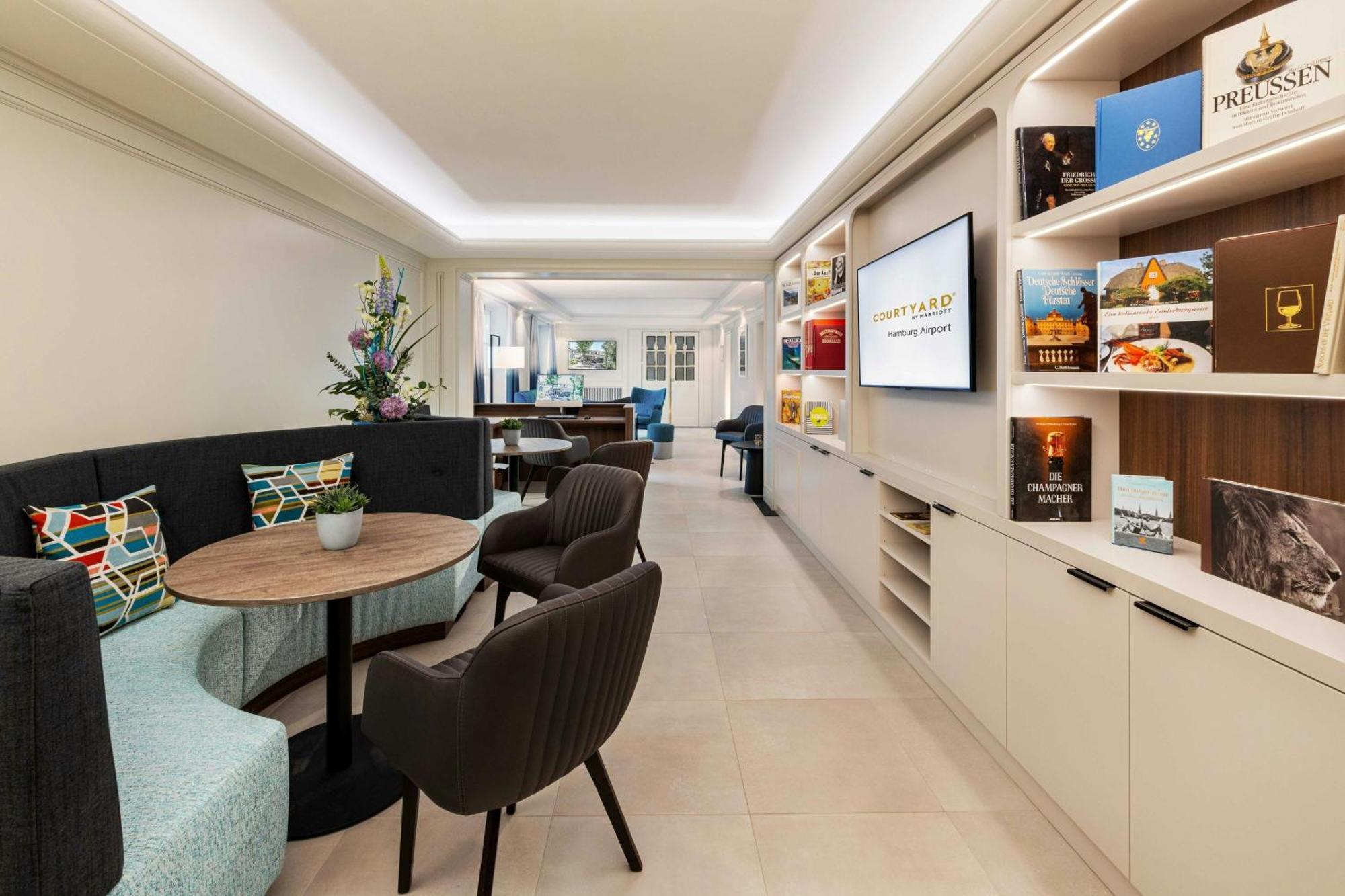 Courtyard By Marriott Airport