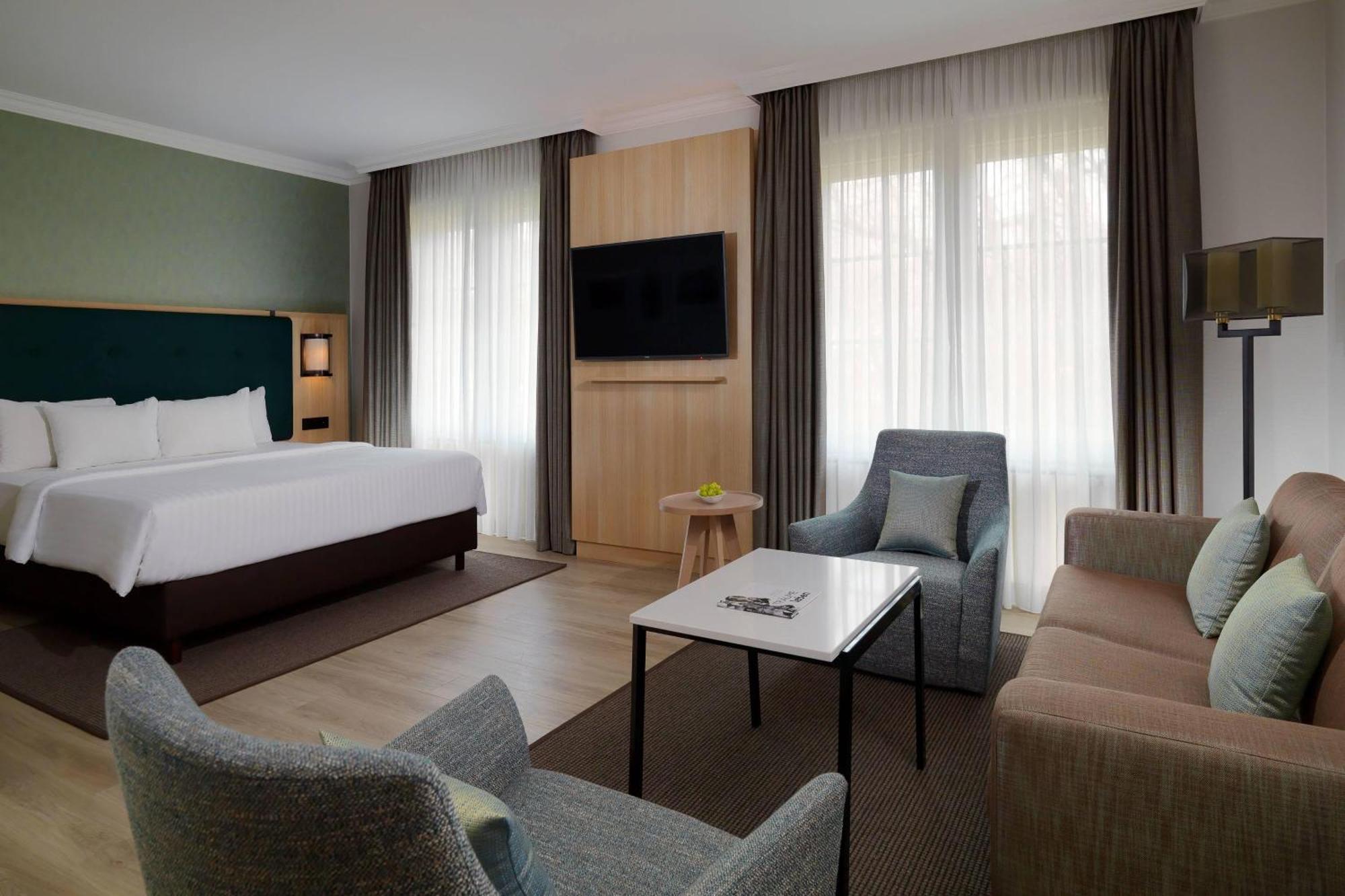 Hotel Courtyard By Marriott Airport