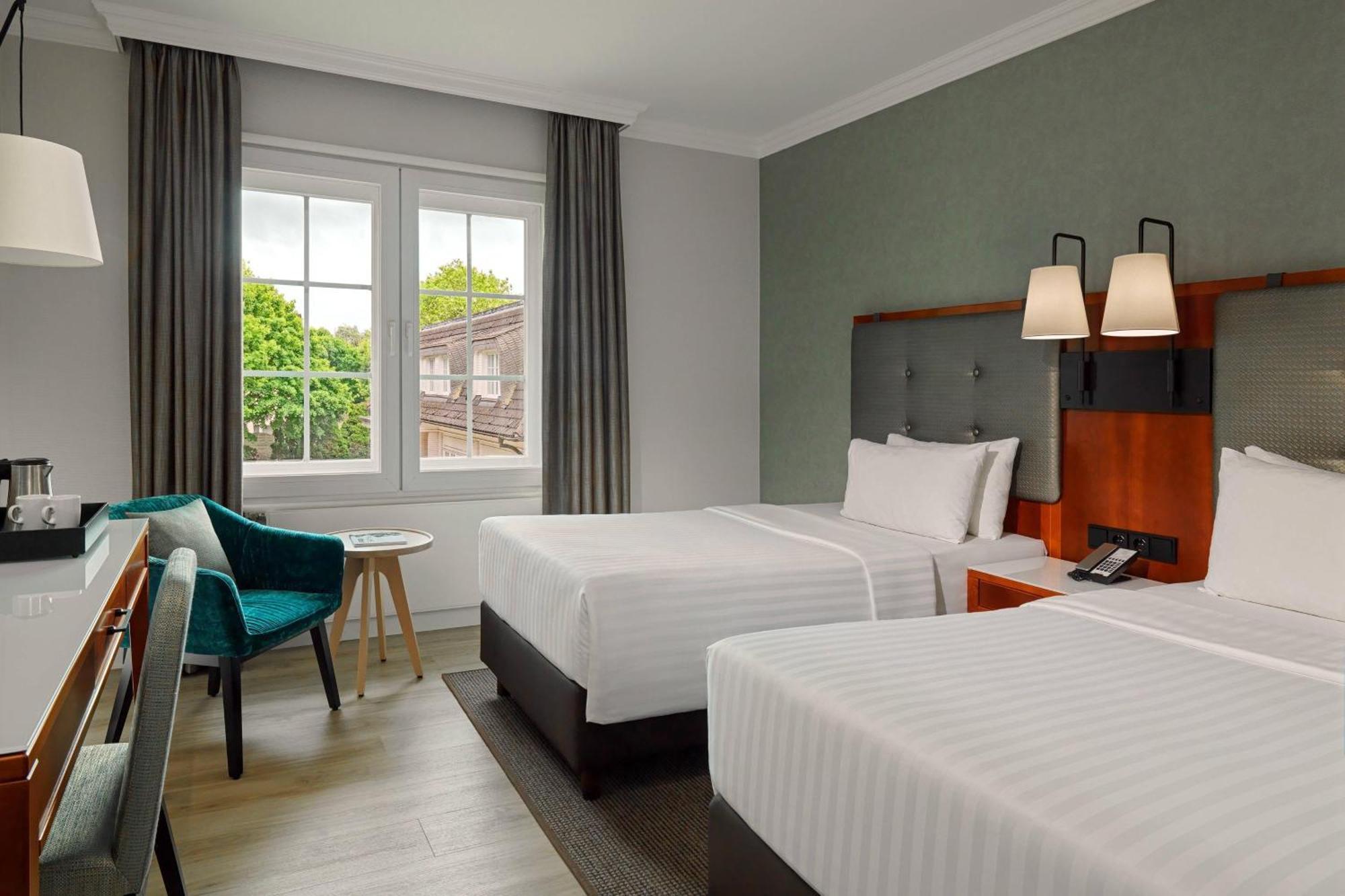Courtyard By Marriott Airport
