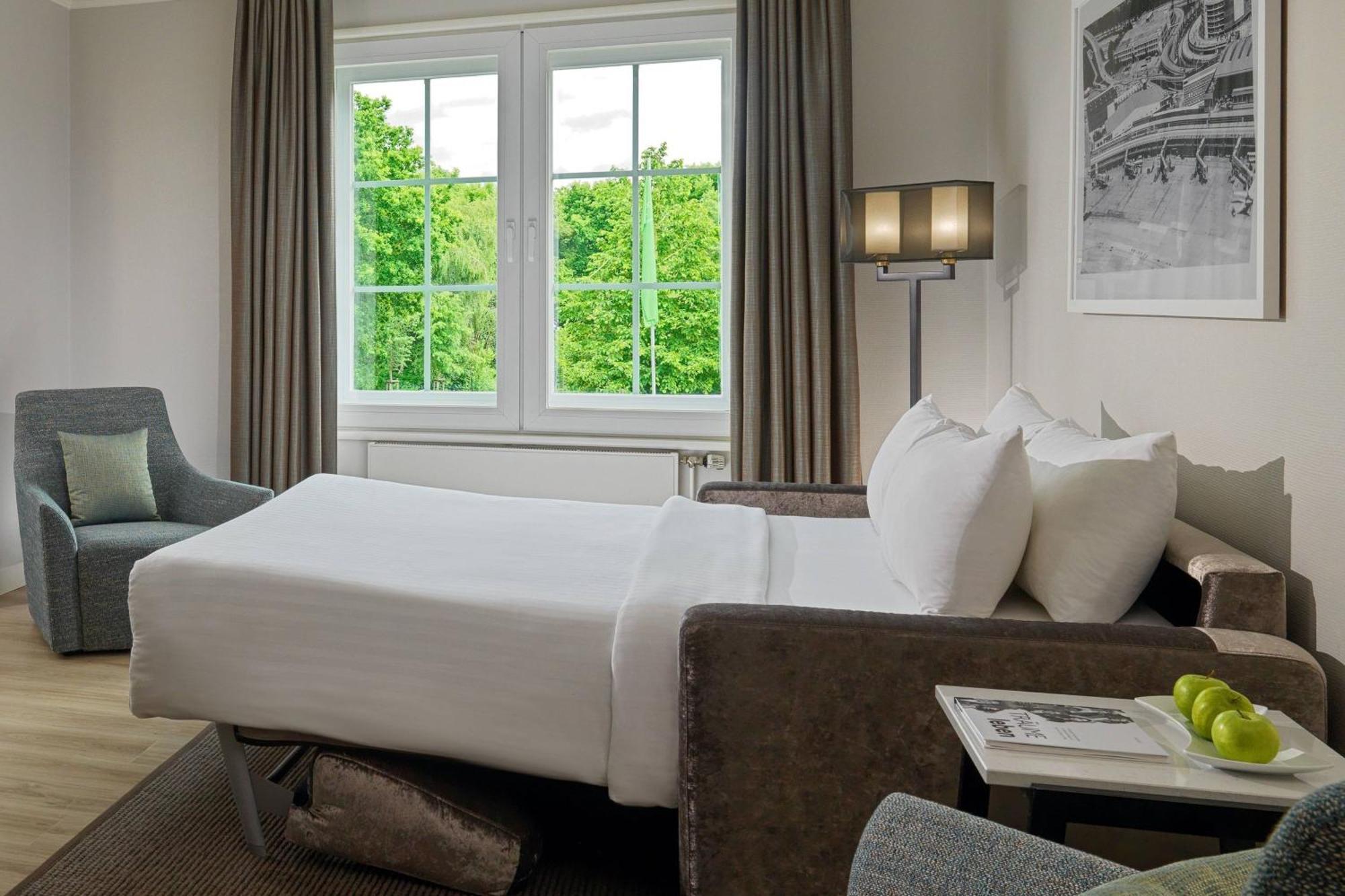 Courtyard By Marriott Airport Hotel