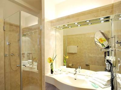 Courtyard By Marriott Airport